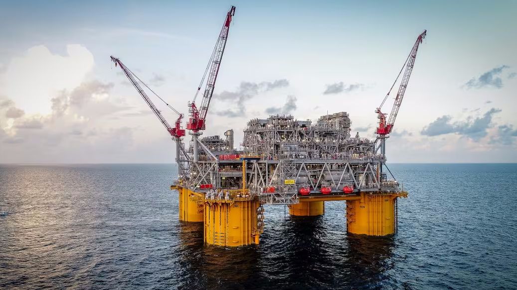 Ropné firmy zvyšují těžbu v moři. Svět si to žádá, argumentují